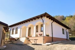 FOTO Trei familii sinistrate din Soveja au primit case noi din partea Arhiepiscopiei Buzăului și Vrancei 4 casa noua soveja