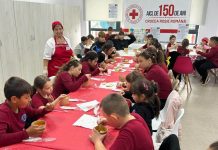 FOTO Voluntarii Crucii Roșii au gătit pentru bătrâni și copii ce provin din familii defavorizate crucea rosie copii