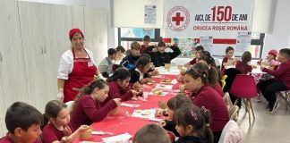 FOTO Voluntarii Crucii Roșii au gătit pentru bătrâni și copii ce provin din familii defavorizate