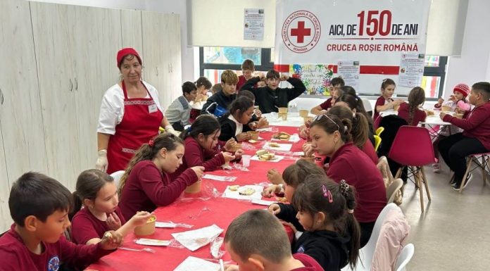 FOTO Voluntarii Crucii Roșii au gătit pentru bătrâni și copii ce provin din familii defavorizate