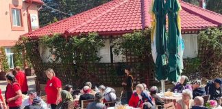 FOTO Excursie pentru câteva zeci de seniori din centrele medico-sociale ale Crucii Roșii Vrancea, de Ziua Internațională a Persoanelor Vârstnice