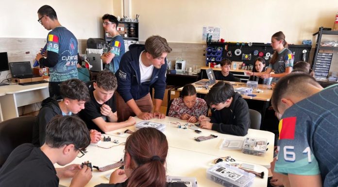 FOTO Robotică, creativitate și curiozitate, într-un laborator plin de copii