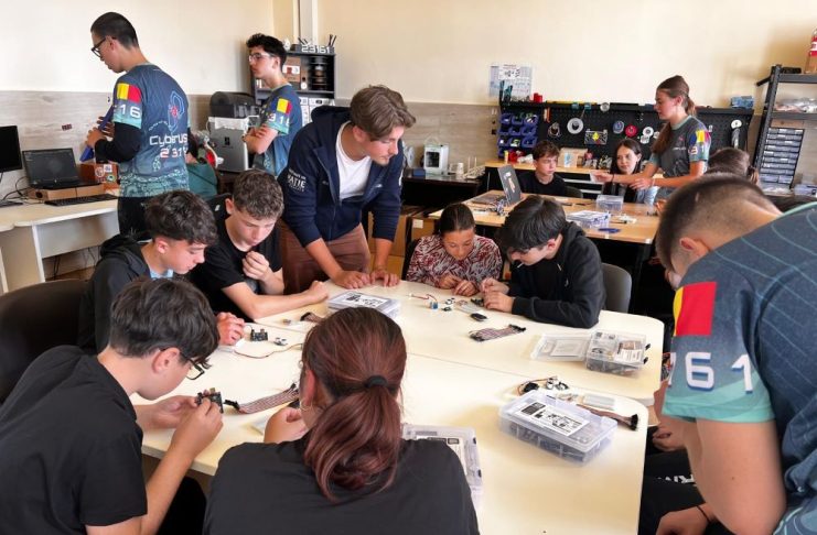 FOTO Robotică, creativitate și curiozitate, într-un laborator plin de copii
