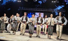 FOTO Rapsodii de toamnă, și astăzi, în Crângul Petrești: meșteri populari, producători locali, artiști populari, activități pentru copii 4 dans popular 1
