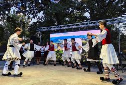 FOTO Rapsodii de toamnă, și astăzi, în Crângul Petrești: meșteri populari, producători locali, artiști populari, activități pentru copii 2 dans popular 2