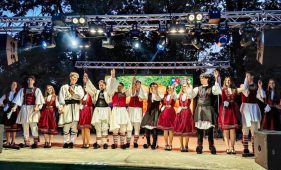 FOTO Rapsodii de toamnă, și astăzi, în Crângul Petrești: meșteri populari, producători locali, artiști populari, activități pentru copii 6 dans popular