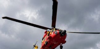 Doi pompieri vrânceni sprijină cu o dronă operațiunile de stingere a incendiului de pădure din Parcul Național Domogled – Valea Cernei
