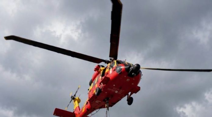 Doi pompieri vrânceni sprijină cu o dronă operațiunile de stingere a incendiului de pădure din Parcul Național Domogled – Valea Cernei