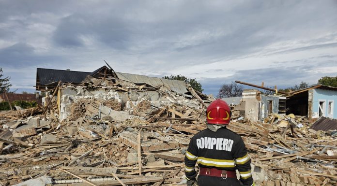 FOTO Zece case afectate în urma exploziei de la Sihlea. Trei imobile sunt distruse complet