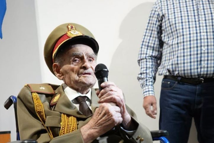 FOTO Cel mai în vârstă om din România este veteran de război