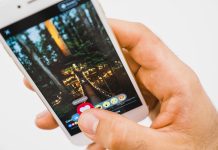 Cât de multe date mobile consumă TikTok, YouTube și Netflix? hand with phone facebook app