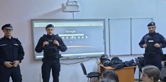 FOTO Jandarmii vrânceni, în mijlocul copiilor / Curiozitate, dialog și lecții importante pentru un viitor mai sigur