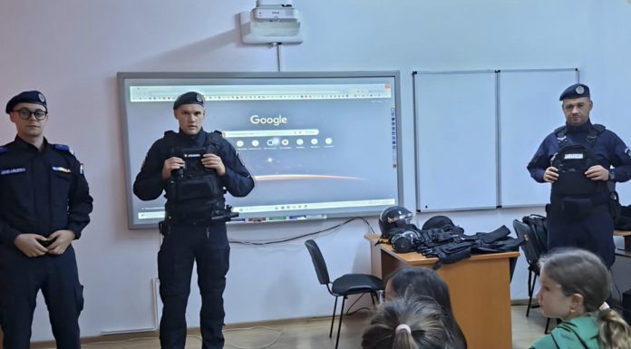FOTO Jandarmii vrânceni, în mijlocul copiilor / Curiozitate, dialog și lecții importante pentru un viitor mai sigur