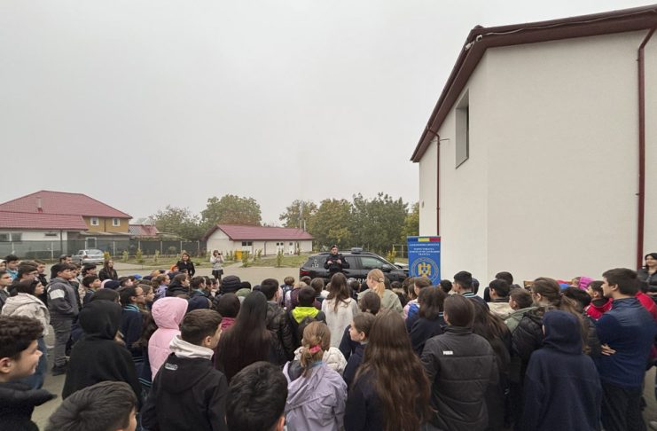 FOTO Jandarmii vrânceni, din nou alături de elevi în cadrul programului „Școala Altfel”