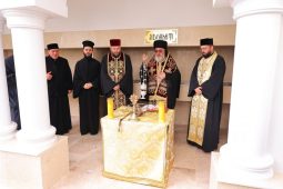FOTO Prinos de cinstire adus Sfintei Cuvioase Parascheva la Buzău și Focșani 8 lumanarar catedrala