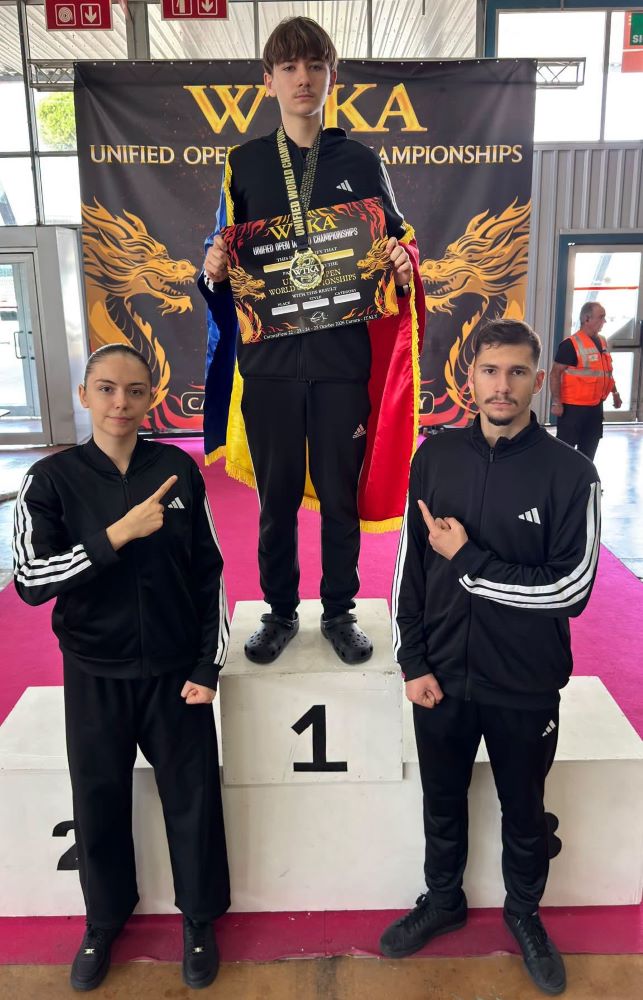 Doi tineri sportivi din Adjud, medaliați la Campionatul Mondial Unificat WTKA 4 medalii wtka 1