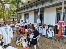 FOTO Meșteri populari, producători locali, tradiții și muzică populară, în acest weekend, în Crângul Petrești 2 mesteri populari 1