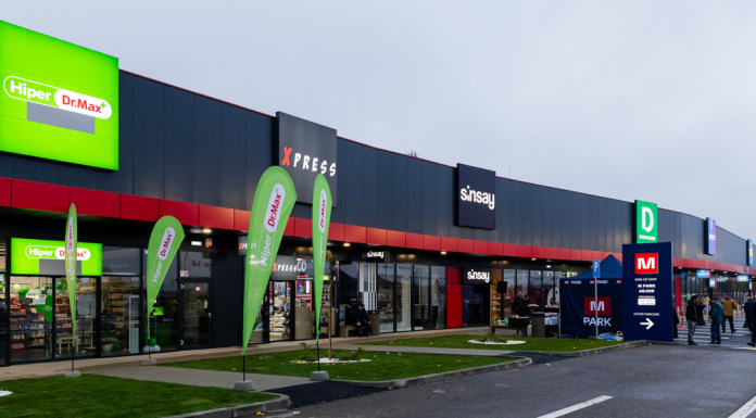 FOTO S-a deschis complexul comercial M Park din Adjud / Complexul va fi extins anul viitor