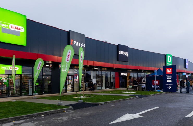 FOTO S-a deschis complexul comercial M Park din Adjud / Complexul va fi extins anul viitor
