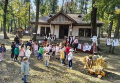FOTO Meșteri populari, producători locali, tradiții și muzică populară, în acest weekend, în Crângul Petrești 6 muzeul satului toamna 3