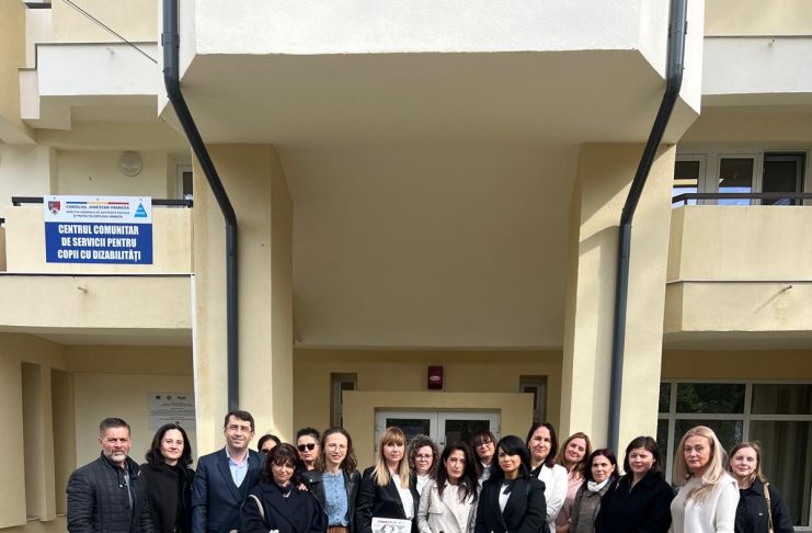 FOTO Judecători de la Tribunalul Vrancea, în vizită la Centrul Comunitar de Servicii pentru Copii cu Dizabilități Petrești