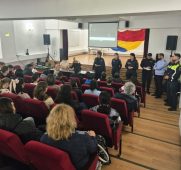 FOTO Acțiuni de prevenire în rândul elevilor / Respect în școală, responsabilitate în trafic! 2 politisti elevi 1