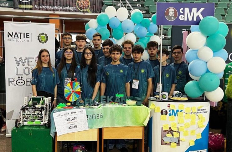 Echipele de robotică de la două colegii din Focșani, ambasadori în programul ”FIRST Like A Girl”