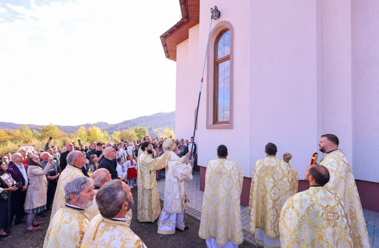 FOTO A fost sfințită biserica Parohiei Andreiașu de Sus