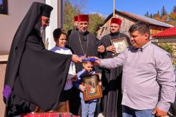FOTO Trei familii sinistrate din Soveja au primit case noi din partea Arhiepiscopiei Buzăului și Vrancei 8 sfintire case soveja 1