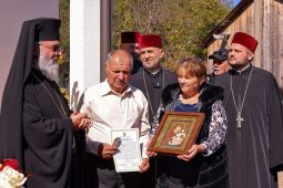 FOTO Trei familii sinistrate din Soveja au primit case noi din partea Arhiepiscopiei Buzăului și Vrancei 9 sfintire case soveja 2