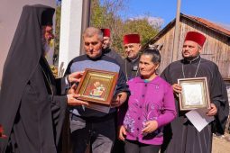 FOTO Trei familii sinistrate din Soveja au primit case noi din partea Arhiepiscopiei Buzăului și Vrancei 7 sfintire case soveja 3