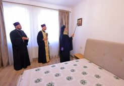 FOTO Trei familii sinistrate din Soveja au primit case noi din partea Arhiepiscopiei Buzăului și Vrancei 1 sfintire case soveja 4