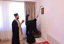 FOTO Trei familii sinistrate din Soveja au primit case noi din partea Arhiepiscopiei Buzăului și Vrancei 3 sfintire case soveja 5