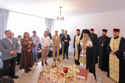 FOTO Trei familii sinistrate din Soveja au primit case noi din partea Arhiepiscopiei Buzăului și Vrancei 6 sfintire case soveja 6