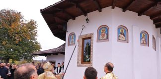 FOTO Slujbă de sfințire în Parohia Vidra, după lucrări de consolidare și restaurare