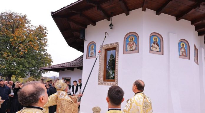 FOTO Slujbă de sfințire în Parohia Vidra, după lucrări de consolidare și restaurare