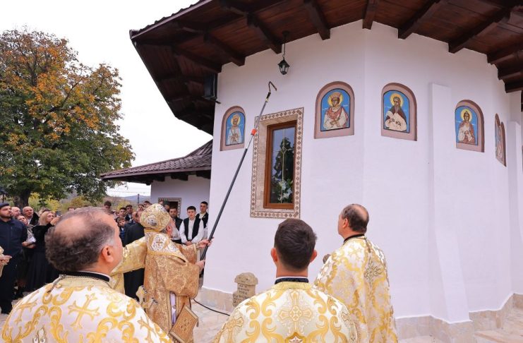 FOTO Slujbă de sfințire în Parohia Vidra, după lucrări de consolidare și restaurare