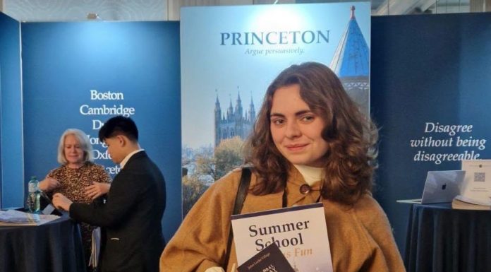 FOTO Elevă de la Liceul Slavici din Panciu, premiată la Global Essay Prize – John Locke Institute / Ea a primit și o bursă la un curs internațional