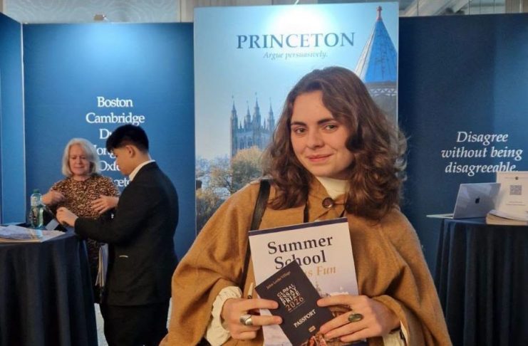 FOTO Elevă de la Liceul Slavici din Panciu, premiată la Global Essay Prize – John Locke Institute / Ea a primit și o bursă la un curs internațional