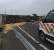 FOTO Bărbat mort după ce s-a răsturnat cu tirul, pe Autostrada Moldovei 3 tir rasturnat