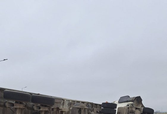 FOTO Bărbat mort după ce s-a răsturnat cu tirul, pe Autostrada Moldovei