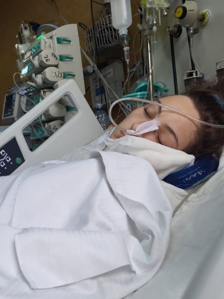 O adolescentă în stare gravă are nevoie de ajutorul semenilor 4 umanitar andreea cristina 1