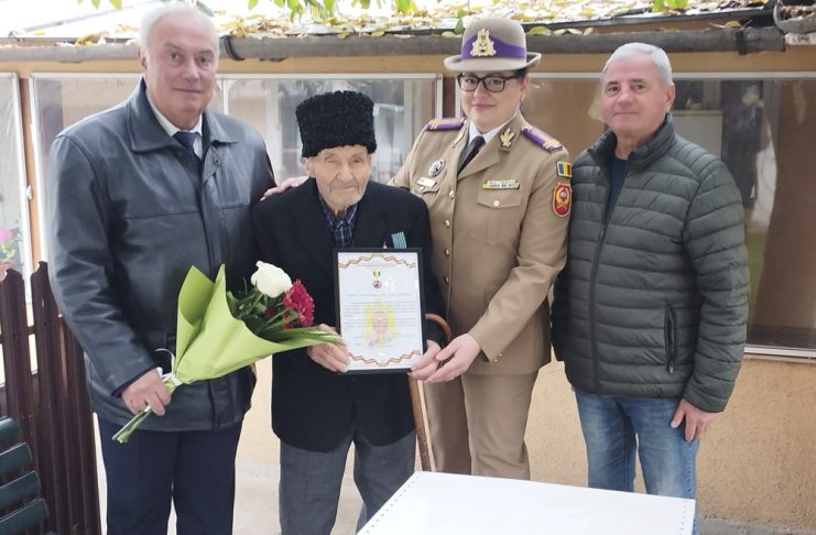 FOTO Veteran de 103 ani, sărbătorit de Garnizoana Focșani cu ocazia Zilei Armatei Române
